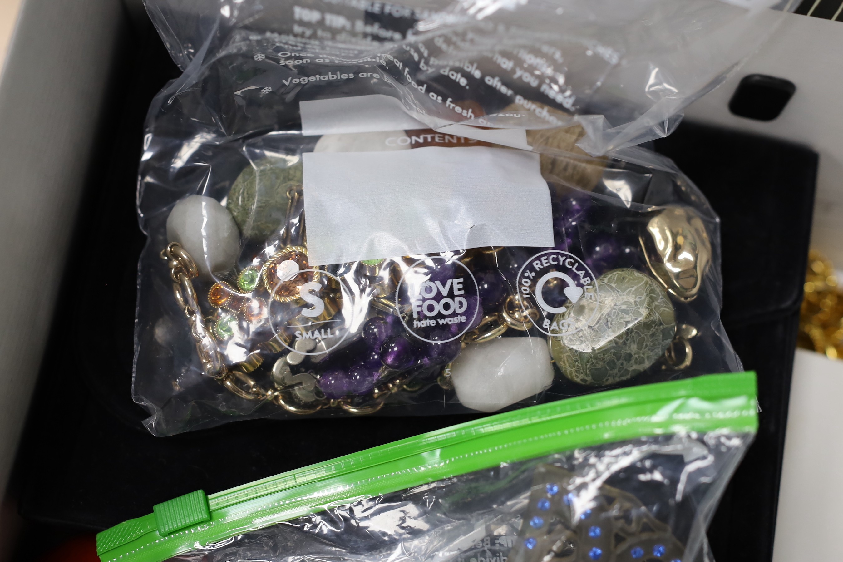 Assorted costume jewellery.
